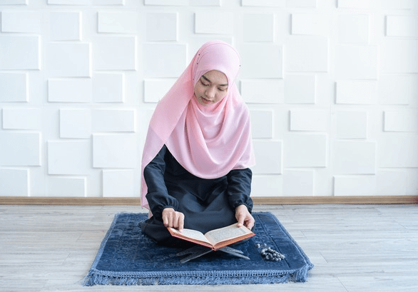 Apakah Boleh Membaca Yasin untuk Orang Meninggal Saat Haid?