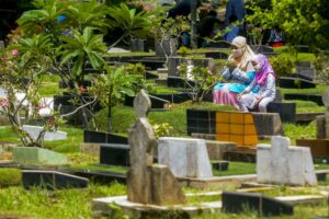 Apa Hukum Menduduki Makam dalam Islam