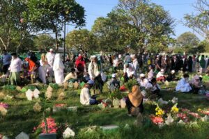 Hukum Melangkahi Makam Antara Adab dan Darurat